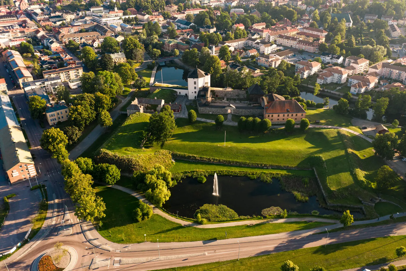 Vy över Kristinehamn, där vi arbetar med ventilation i bostäder och fastigheter